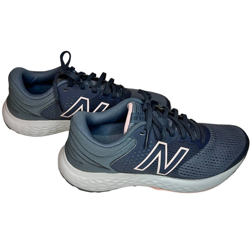 Women's New Balance 520 V7- Size 8
